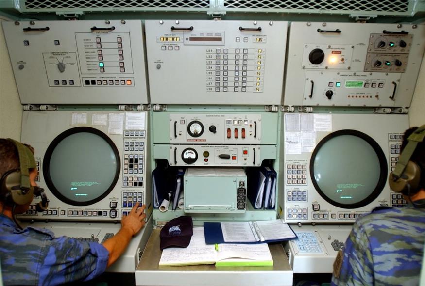 Χειριστές ραντάρ της ελληνικής πολεμικής αεροπορίας παρακολουθούν οθόνες σε μια βάση πυραύλων Patriot στην αεροπορική βάση Τατόι (AP)