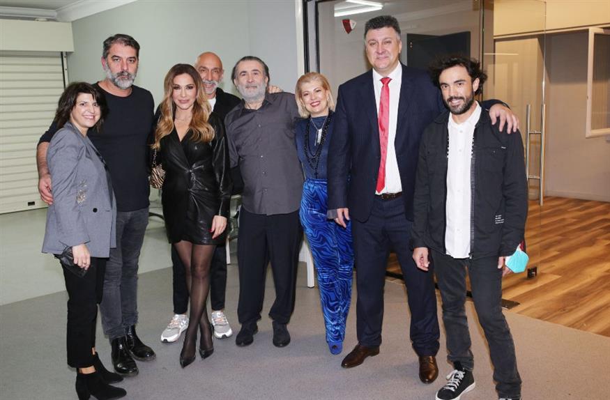 Ο Λάκης Λαζόπουλος με τους καθηγητές της σχολής «Τεχνών Εκατό» και τη Δέσποινα Βανδή (Copyright: NDP)