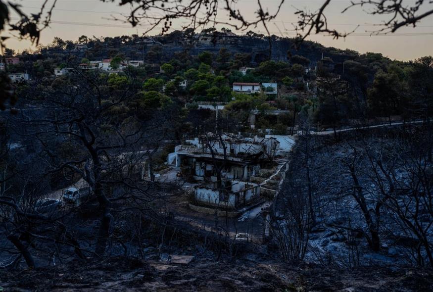 Η καταστροφή από τη μεγάλη φωτιά στην Αττική (AP Photo/Petros Giannakouris)