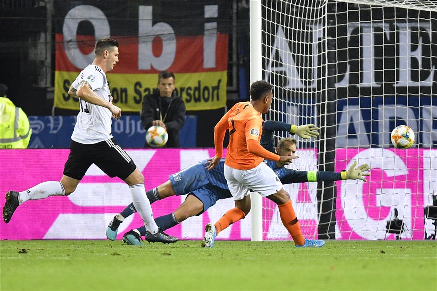 Ο Μάλεν πετυχαίνει το τρίτο γκολ των Ολλανδών στην αναμέτρηση με την Γερμανία (AP Photo/Martin Meissner)