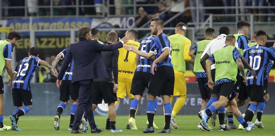 Ο Κόντε συγχαίρει τους ποδοσφαιριστές του (AP Photo/Luca Bruno)
