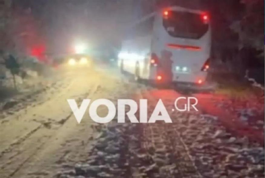 Λεωφορεία κόλλησαν στο χιόνι στη Νάουσα (VORIA.GR)