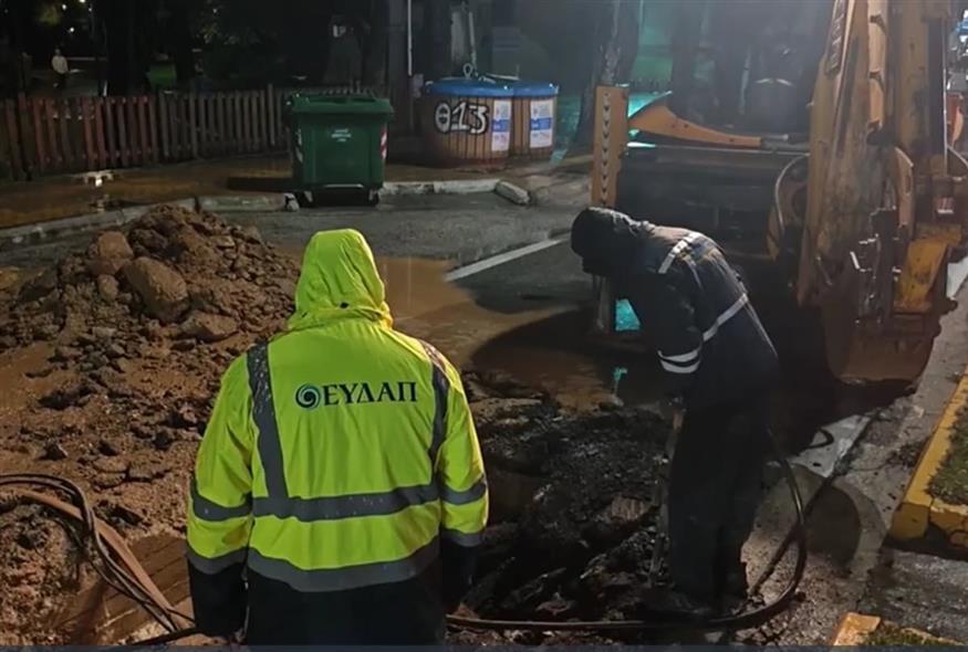 «Κρατήρας» από θραύση αγωγού στα Μελίσσια (orangepress.gr)