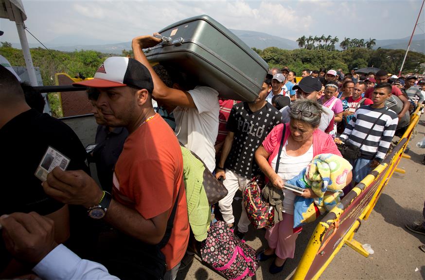 Όσοι μπορούν, φεύγουν από αυτή τη χώρα. Οι εναπομείναντες, βιώνουν κρίση... (AP Photo/Fernando Vergara, File)