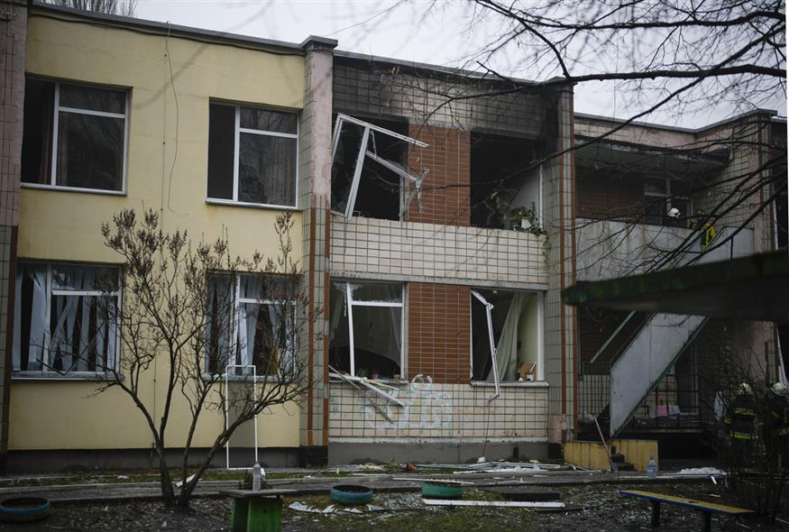Εικόνες χάους και θλίψης στο Κίεβο μετά τη συντριβή ελικοπτέρου (AP Photo)