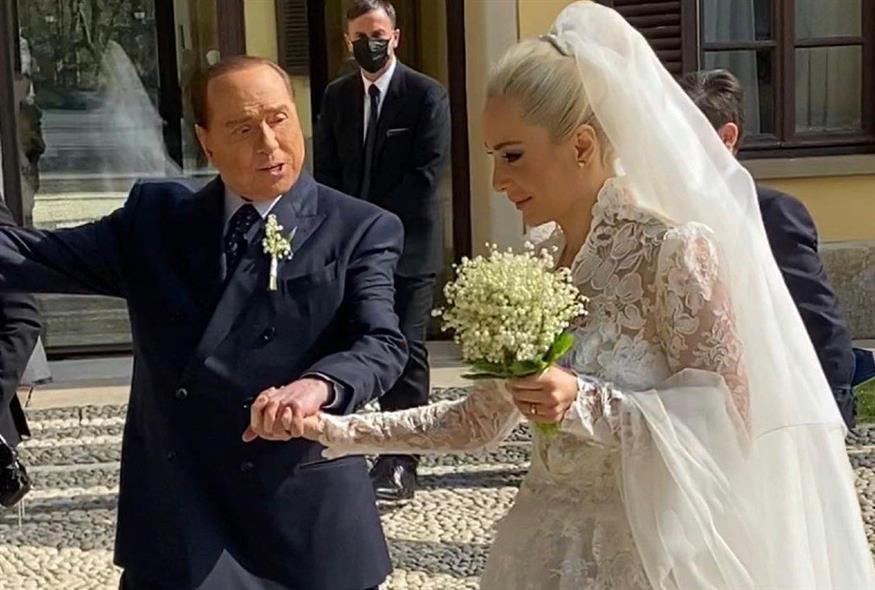 O Σίλβιο Μπερλουσκόνι και ο συμβολικός γάμος με την 32χρονη σύντροφό του (Φωτογραφία elle_spose Instagram)