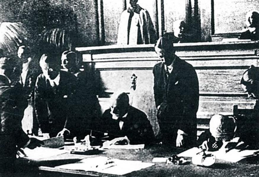 Η υπογραφή της συνθήκης της Λωζάνης (copyright: Google Images)