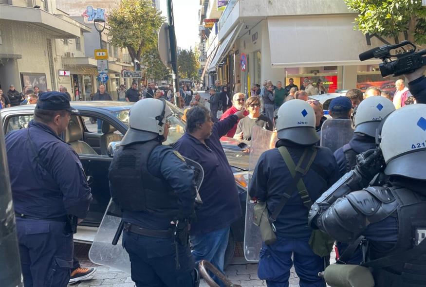 Κτηνοτρόφοι έξω από το γραφείο του Χρήστου Κέλλα (larissanet.gr)