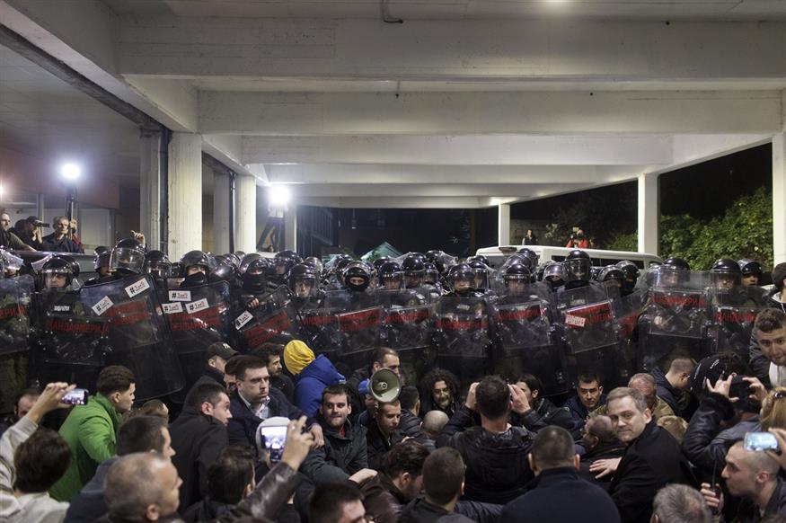 Διαδηλωτές έξω από το προεδρικό μέγαρο της Σερβίας (AP Photo/Marko Drobnjakovic)