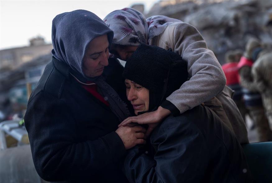 Θρήνος στην Τουρκιά μετά τον φονικό σεισμό (AP Photo)