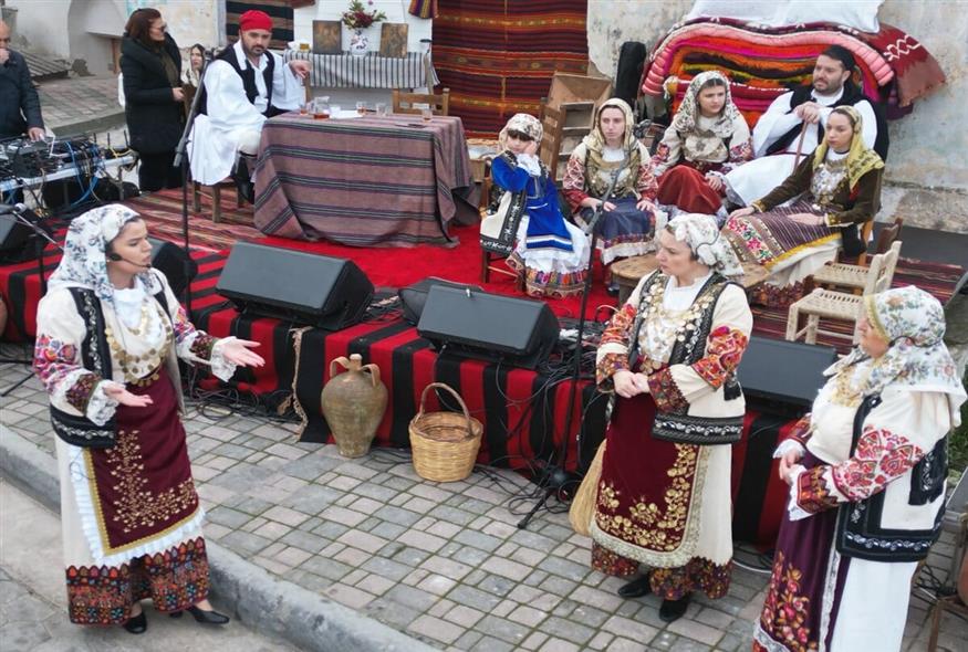 Η προξενήτρα επί το έργον... / Φωτογραφία Κώστας Ασημακόπουλος ethnos.gr Η προξενήτρα επί το έργον... / Φωτογραφία Κώστας Ασημακόπουλος ethnos.gr