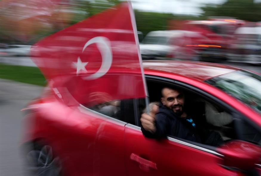 Εκλογές Τουρκία: Υποστηρικτές του Ερντογάν έξω από τα γραφεία του AKP/AP Photos