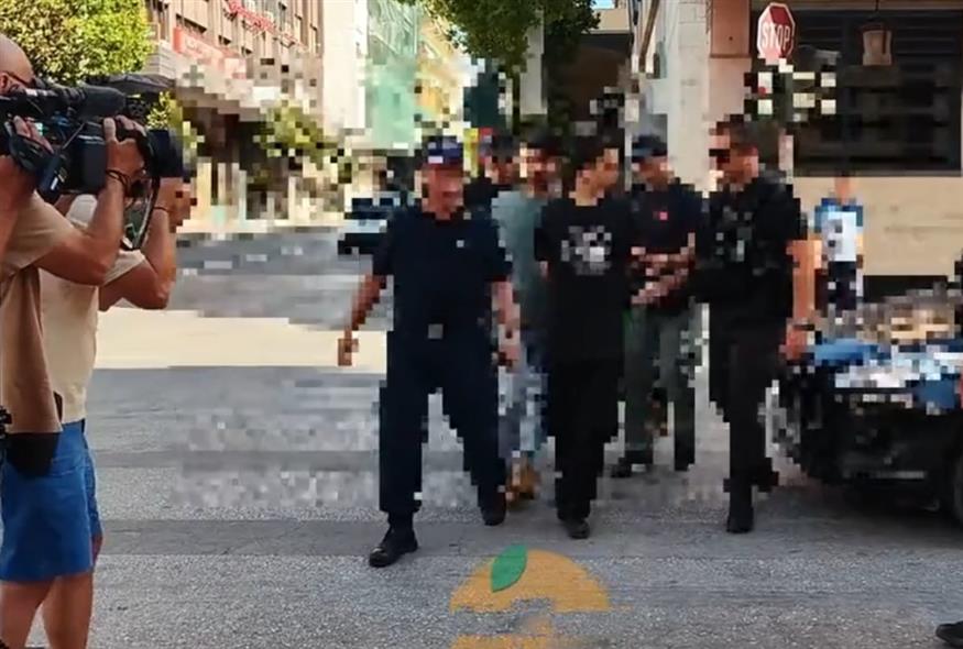 Φωτιά στην Πάτρα: Στον εισαγγελέα οι κατηγορούμενοι για εμπρησμό/Orange Press