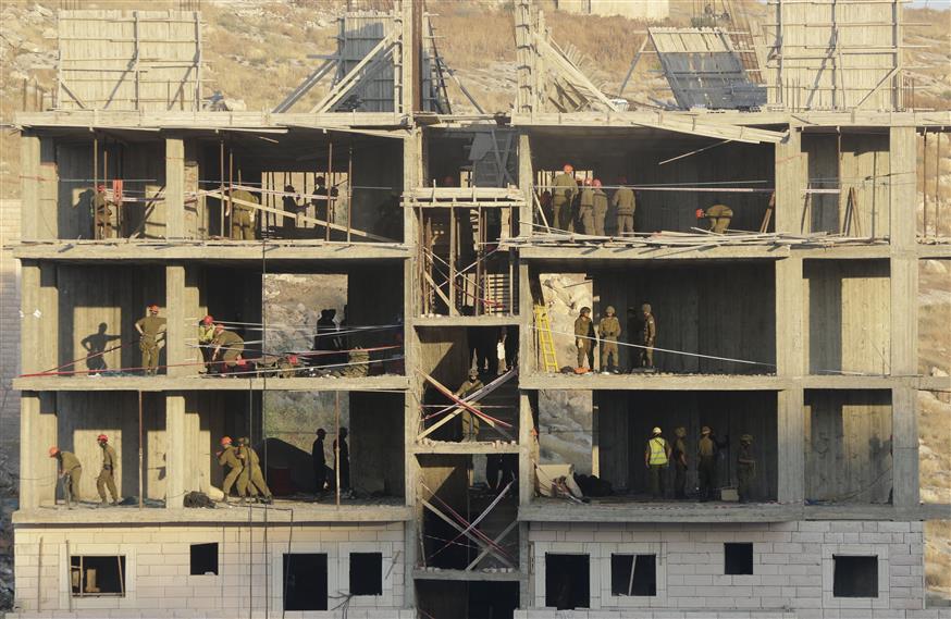 Ισραηλινοί κατεδαφίζουν σπίτια Παλαιστινίων/(AP Photo/Mahmoud Illean)
