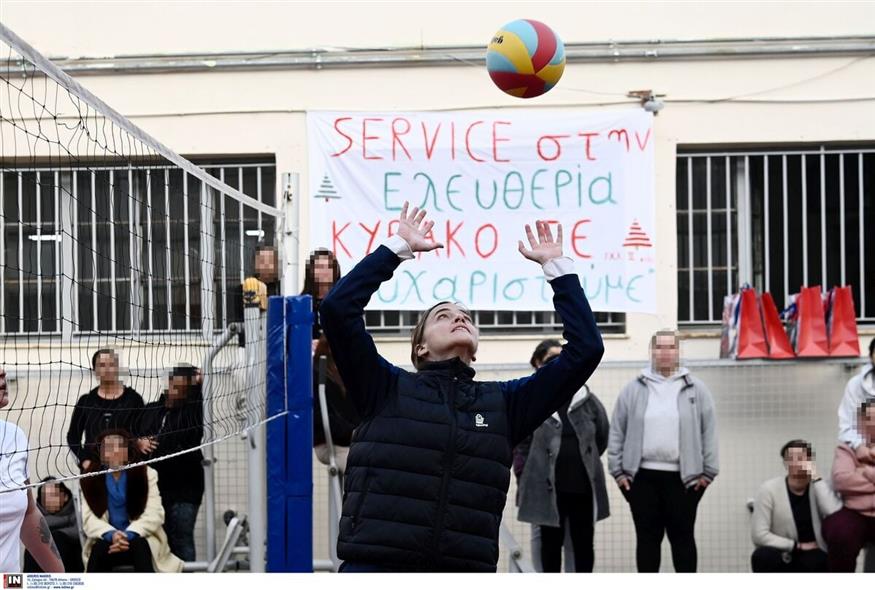 «Kυριάκο σε ευχαριστούμε» έγραψαν σε ένα πανό οι κρατούμενες θέλοντας να ευχαριστήσουν τον τραγουδιστή Κυριάκο Κυανό που υποστήριξε τη δράση / φωτογραφία intime.gr