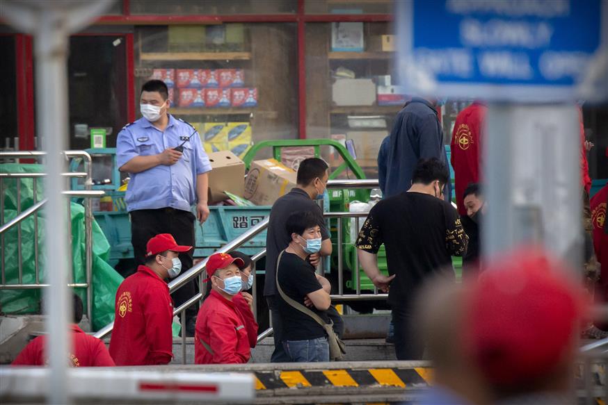 Λουκέτο σε κεντρική αγορά του Πεκίνου λόγω κορονοϊού/AP Images