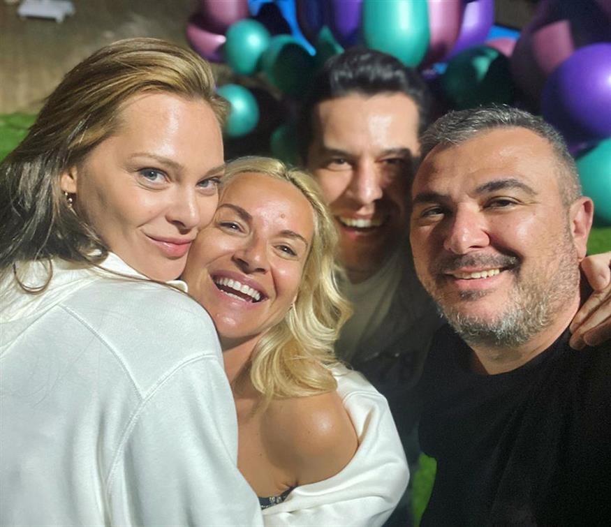 Υβόννη Μπόσνιακ, Μαρία Μπεκατώρου, Χάρης Σιανίδης και Αντώνης Ρέμος (Copyright: Instagram @haris_sianidis)