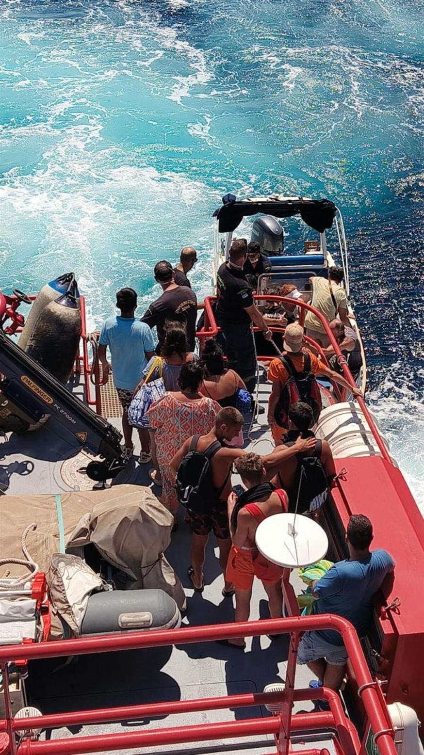 Η μεγάλη επιχείρηση διάσωσης των πολιτών από τη φωτιά στην Αττικοβοιωτία (Πηγή φωτο: Πυροσβεστικό Σώμα) Η μεγάλη επιχείρηση διάσωσης των πολιτών από τη φωτιά στην Αττικοβοιωτία (Πηγή φωτο: Πυροσβεστικό Σώμα)