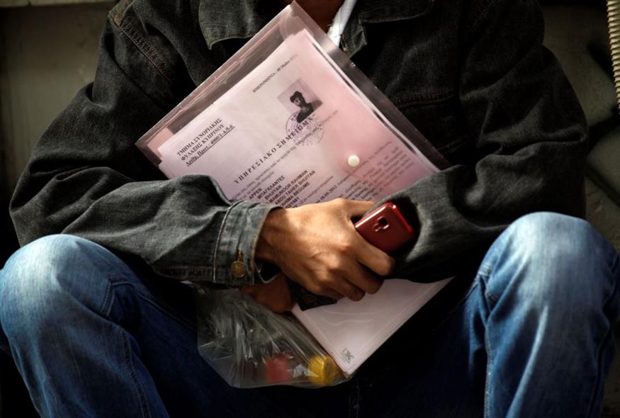 Ένας μετανάστης με τα έγγραφα στα χέρια του - Φωτογραφία αρχείου (AP Photo/Kostas Tsironis)