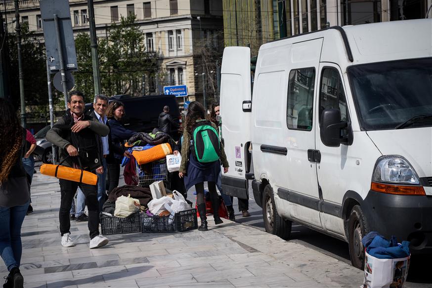 Πρόσφυγες εγκαταλείπουν την πλατεία Συντάγματος (Eurokinissi/Στέλιος Μίσινας)