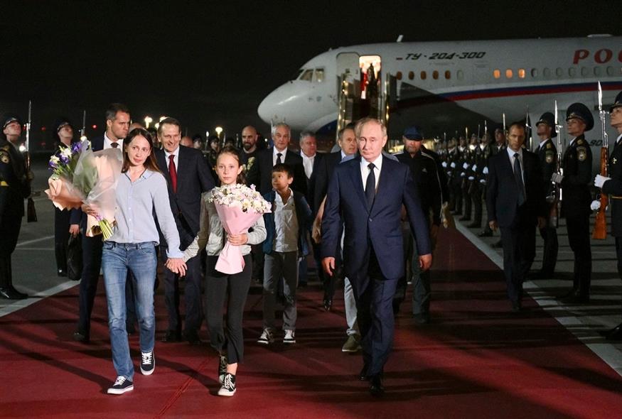 Ο Πούτιν υποδέχθηκε πρώην κρατούμενους στο αεροδρόμιο (Kirill Zykov, Sputnik, Kremlin Pool Photo via AP)