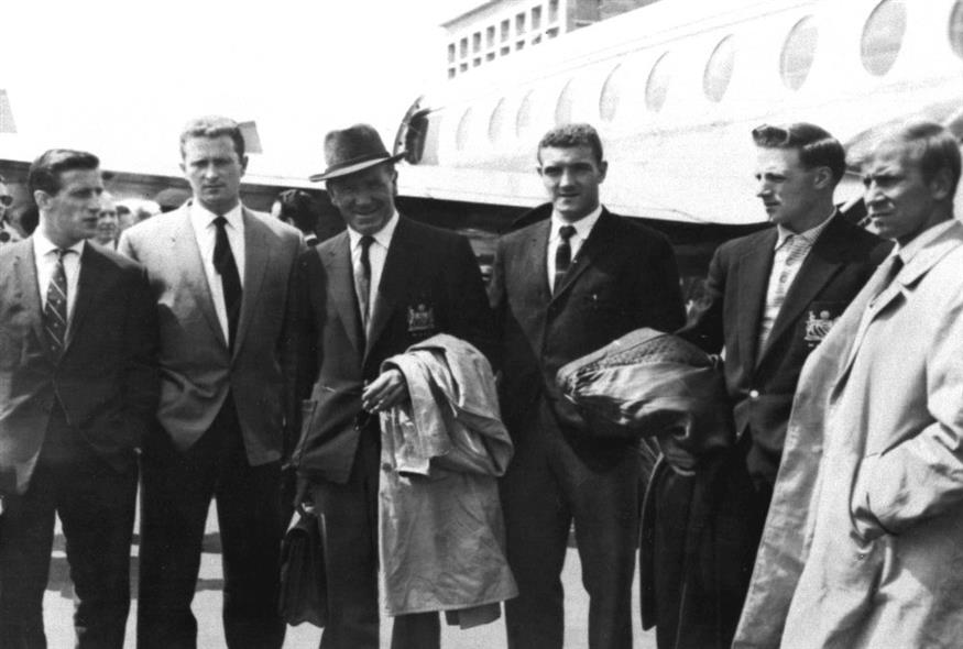 Παίκτες και ο προπονητής της Γιουνάιτεντ στο αεροδρόμιο του Μονάχου ένα χρόνο μετά την τραγωδία. Από αριστερά οι Βάιολετ, Φουλκς, Ματ Μπάμπι, Γκρεγκ, Σκάνλον και Μπόμπι Τσάρλτον. / copyright Ap Photo