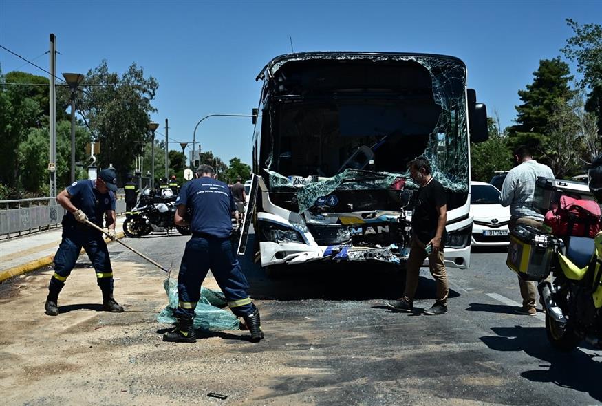 Σύγκρουση λεωφορείων του ΟΑΣΑ στη Βούλα (ΚΩΣΤΑΣ ΤΖΟΥΜΑΣ/EUROKINISSI)