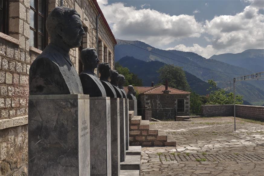 Το προαύλιο του ιστορικού σχολείου της Βίνιανης με τις προτομές των μελών της Κυβέρνησης του Βουνού
