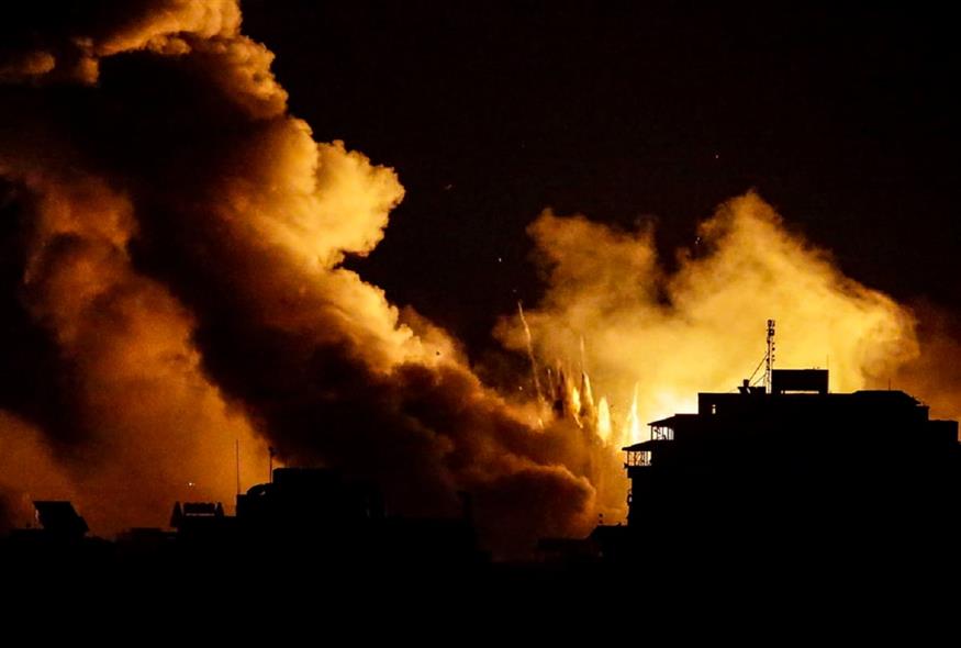 Ισραηλινή αεροπορική επιδρομή στη συνοικία Tal Al-Hawa στην πόλη της Γάζας (EPA/MOHAMMED SABER)