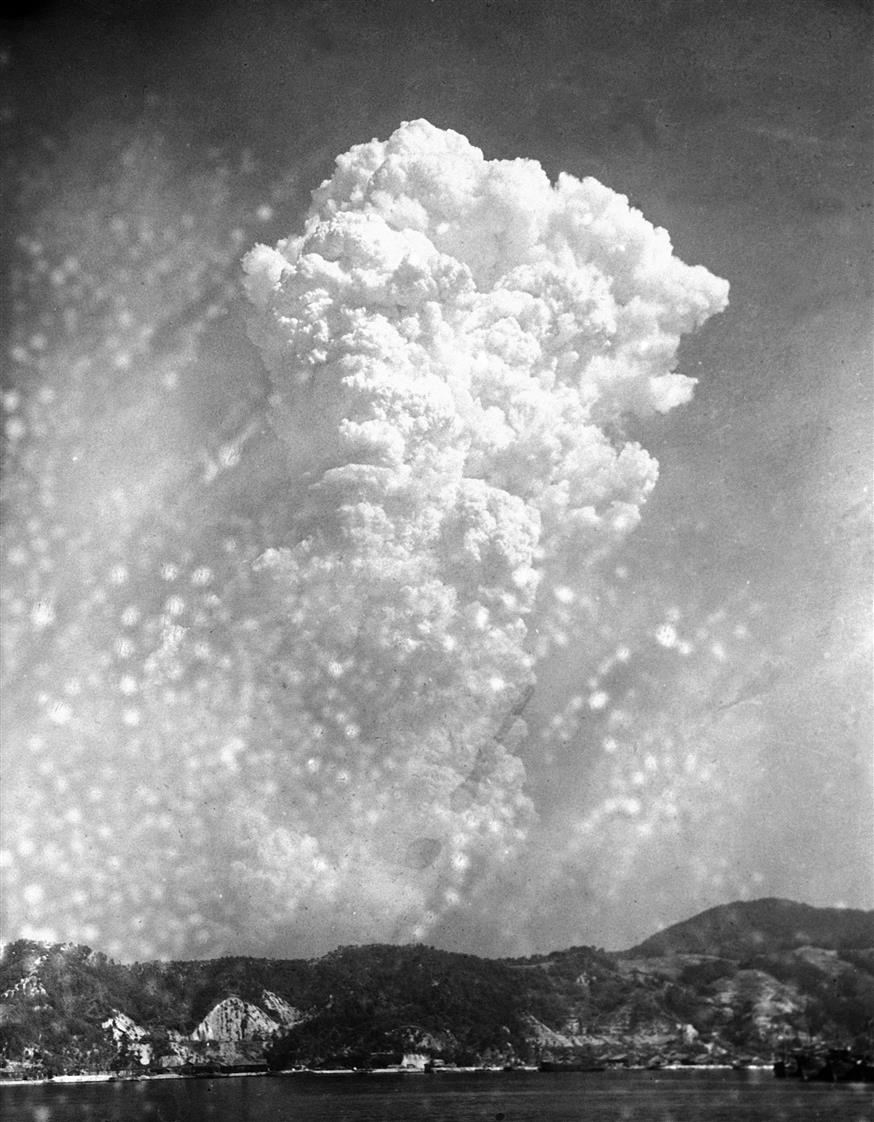 Το πυρηνικό μανιτάρι μετά την έκρηξη της ατομική βόμβας στην Χιροσίμα copyright AP Photo