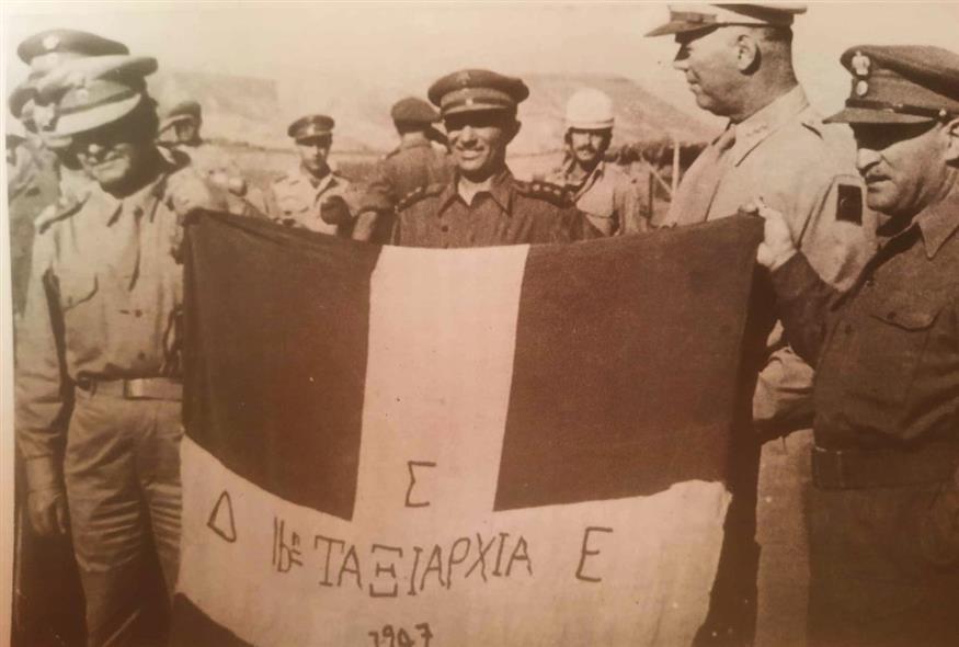 Ο στρατηγός Τσακαλώτος κρατάει ως λάφυρο τη σημαία της 16ης Ταξιαρχίας του ΔΣΕ
