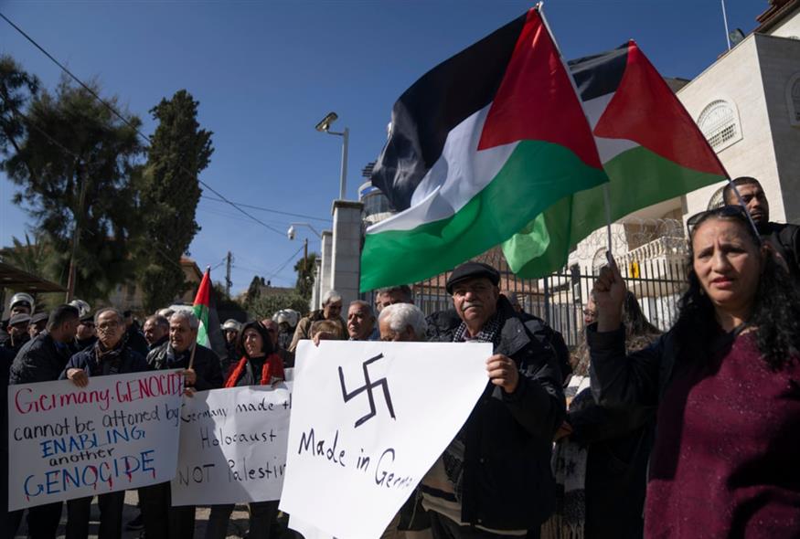Άνθρωποι διαδηλώνουν κατά του πολέμου στη Γάζα στη Γερμανία/AP