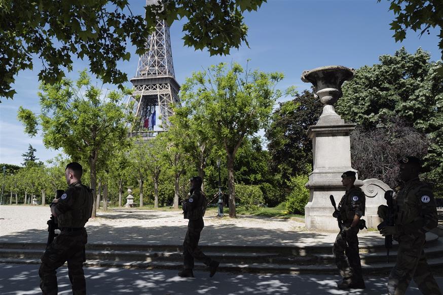 Γάλλοι στρατιώτες περιπολούν με φόντο τον Πύργο Του Αϊφελ (AP Photo/Francois Mori)
