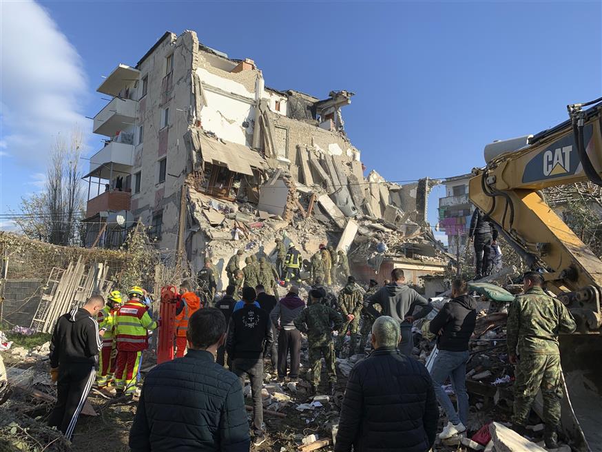 Κατάρρευση πολυκατοικίας από το σεισμό στην Αλβανία (ap)