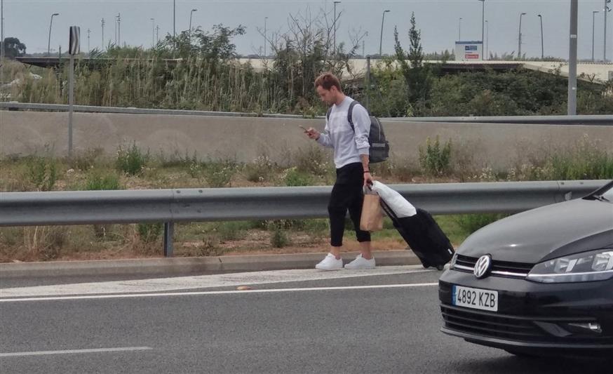 Ο Ράκιτιτς απομακρύνεται με τα πόδια από το αεροδρόμιο (Twitter - Pere Camps @PREC96)