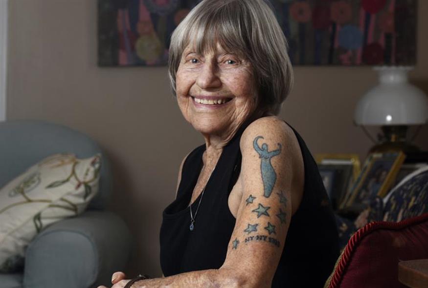 H Gloria Weberg δείχνει το τατουάζ της