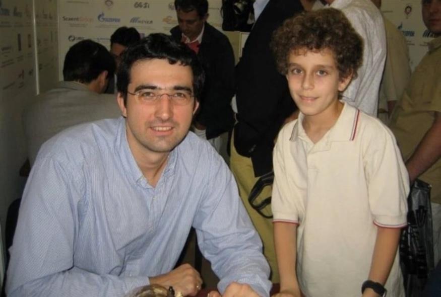 Βλάντιμιρ Κράμνικ και Ντάνιελ Ναρόντισκι, όταν ο δεύτερος ήταν ένα παιδί-θαύμα και ανερχόμενο αστέρι του σκακιού ενώ ο πρώτος ένας καταξιωμένος γκρανμέτρ Βλάντιμιρ Κράμνικ και Ντάνιελ Ναρόντισκι, όταν ο δεύτερος ήταν ένα παιδί-θαύμα και ανερχόμενο αστέρι του σκακιού ενώ ο πρώτος ένας καταξιωμένος γκρανμέτρ