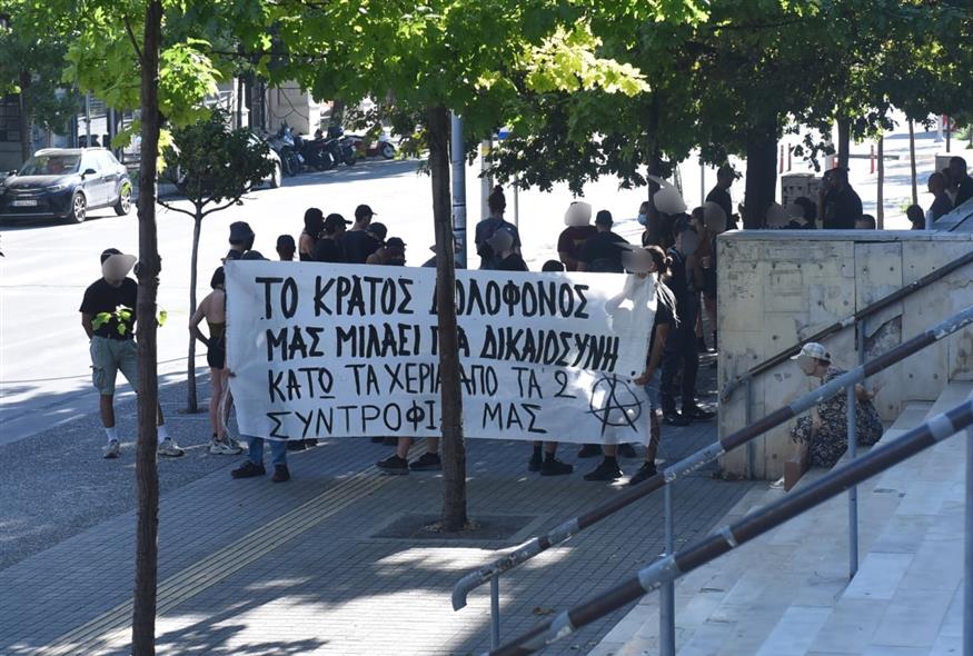 Οι συλληφθέντες για την εμπρηστική επίθεση στη Θεσσαλονίκη (ΙΝΤΙΜΕ) Οι συλληφθέντες για την εμπρηστική επίθεση στη Θεσσαλονίκη (ΙΝΤΙΜΕ)