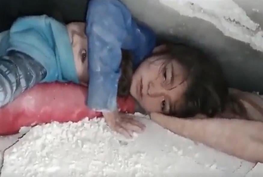 Συρία: 7χρονη προστάτευε τον μικρό της αδερφό κάτω από τα συντρίμμια (Twitter)