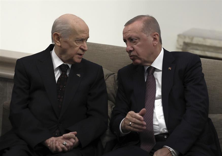 Ο Μπαχτσελί μαζί με τον Ερντογάν (AP Photo/Burhan Ozbilici)