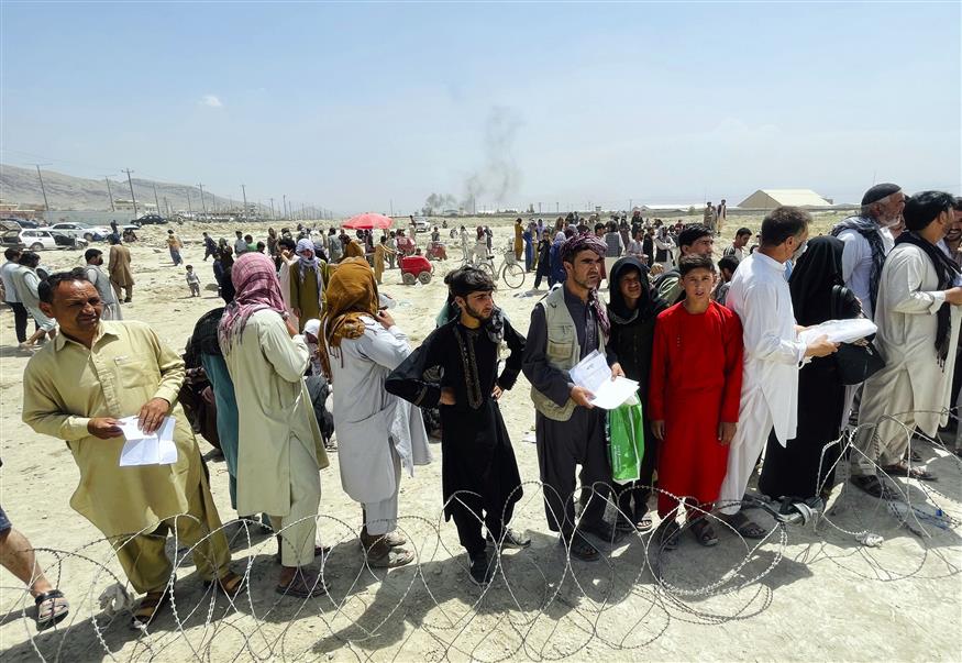 Εκατοντάδες Αφγανοί στο αεροδρόμιο της Καμπούλ (Copyright AP)