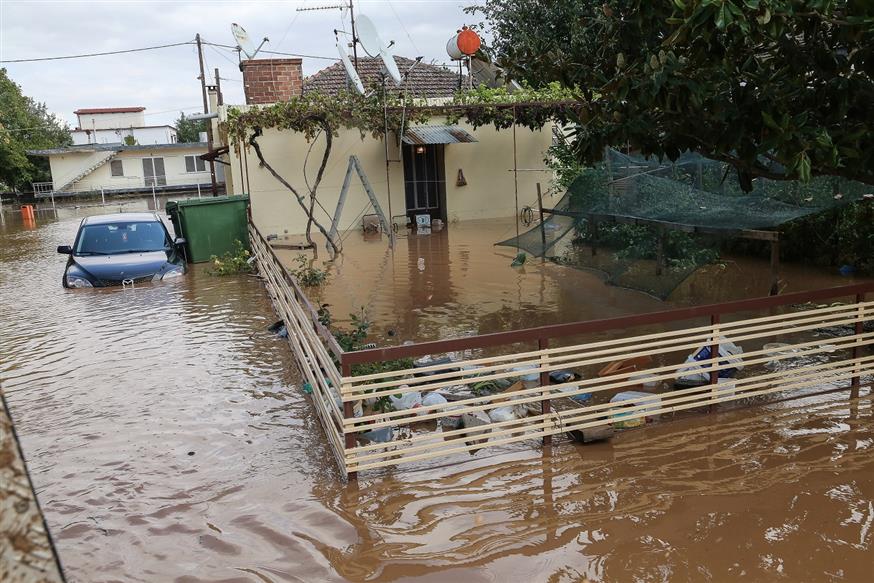 Πλημμύρες στην περιοχή Σταυρός Φαρσάλων από την κακοκαιρία Ιανός, το Σάββατο 19 Σεπτεμβρίου 2020 (EUROKINISSI/ΛΕΩΝΙΔΑΣ ΤΖΕΚΑΣ)