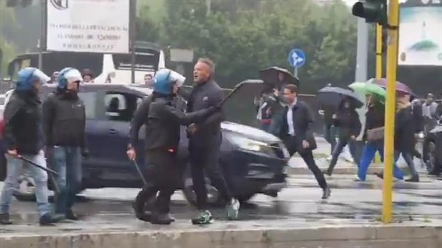 Αστυνομικός προσπαθεί να ηρεμήσει έναν έξαλλο Σίνισα Μιχαΐλοβιτς