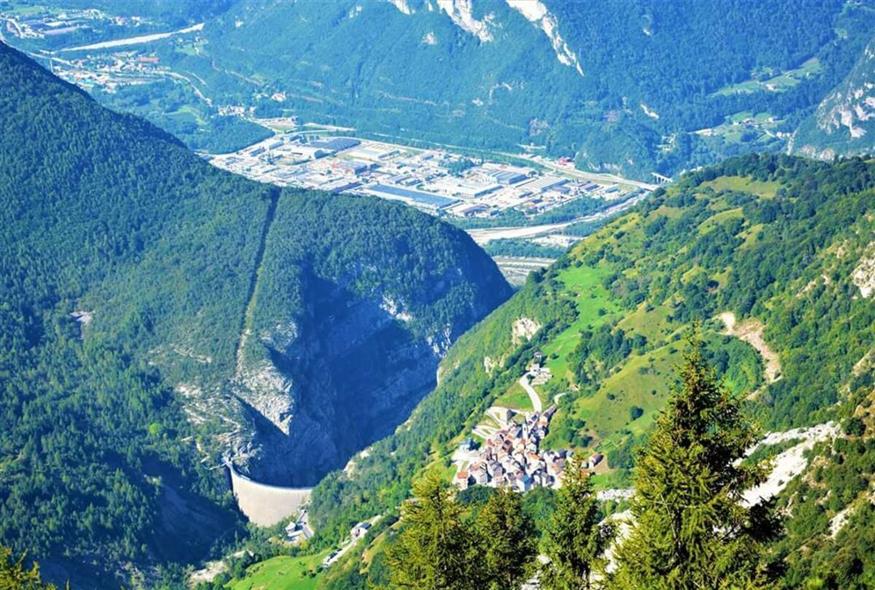 Πανοραμική άποψη του φράγματος και της κοιλάδας μέσα στην οποία όρμησε το νερό και εξαφάνισε όλα τα χωριά Πανοραμική άποψη του φράγματος και της κοιλάδας μέσα στην οποία όρμησε το νερό και εξαφάνισε όλα τα χωριά