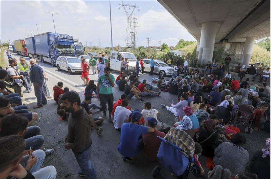 Μετανάστες έχουν αποκλείσει την Εγνατία Οδό (Eurokinissi)