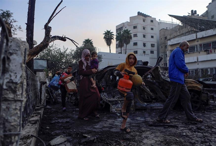 Παλαιστίνιοι εγκαταλείπουν το νοσοκομείο που βομβαρδίστηκε (AP Photo/Abed Khaled)
