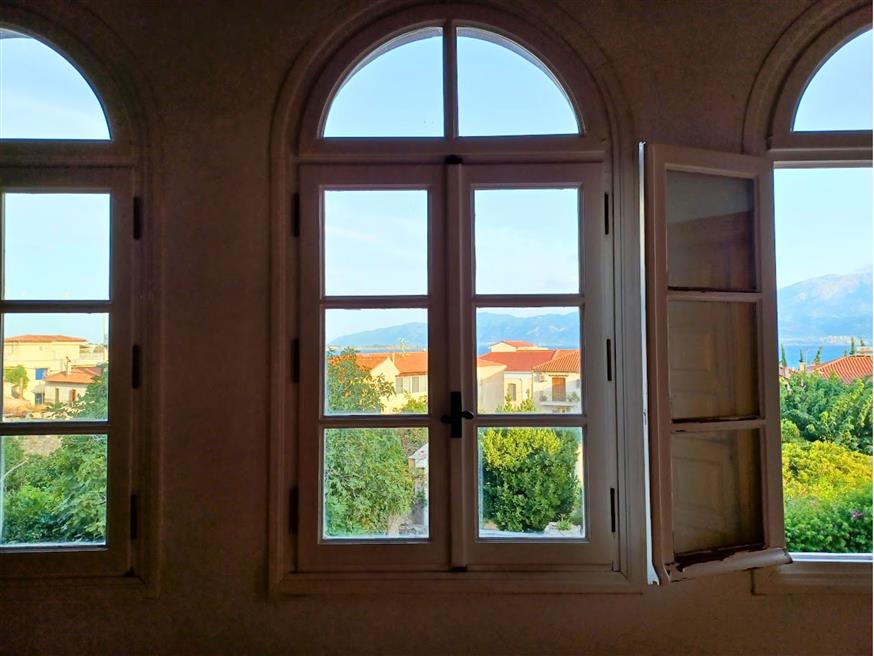 Θέα από τα παράθυρα του επιβλητικού «Μποτσαρέικου» | © Χριστίνα Τσαμουρά