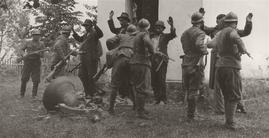 Ρομά συλλαμβάνονται στην κατεχόμενη από τους Ναζί Σερβία.