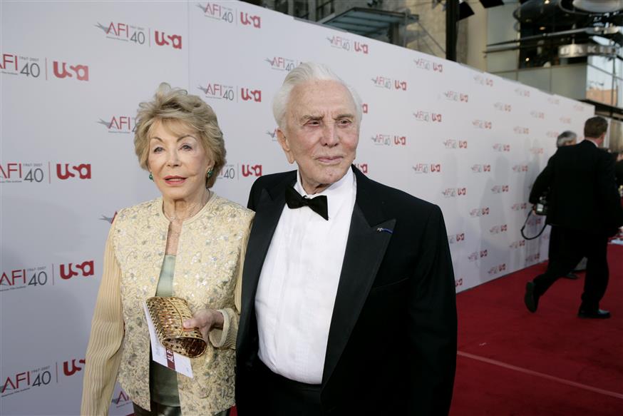 Ο Κερκ Ντάγκλας μαζί με τη δεύτερη σύζυγό του, Αν (Copyright: AP Photo/Matt Sayles)