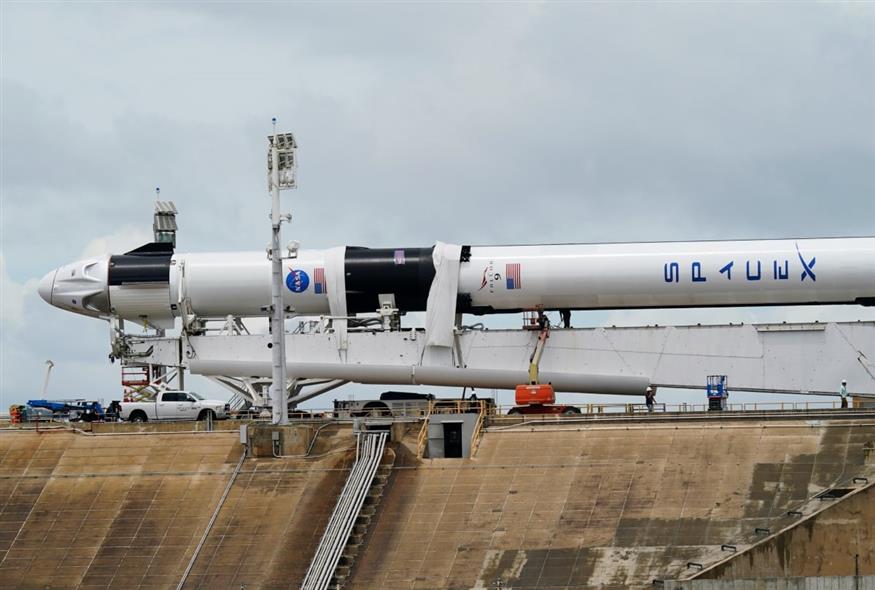 Το Falcon 9 της SpaceX, με την κάψουλα πληρώματος Dragon, βρίσκεται υπό συντήρηση στην εξέδρα εκτόξευσης 39-A (ΑP) Το Falcon 9 της SpaceX, με την κάψουλα πληρώματος Dragon, βρίσκεται υπό συντήρηση στην εξέδρα εκτόξευσης 39-A (ΑP)